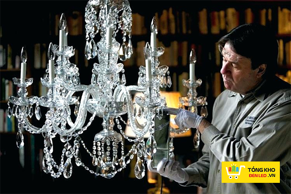 Cách vệ sinh đèn chùm pha lê Cách vệ sinh đèn chùm pha lê tháo rời tại nhà