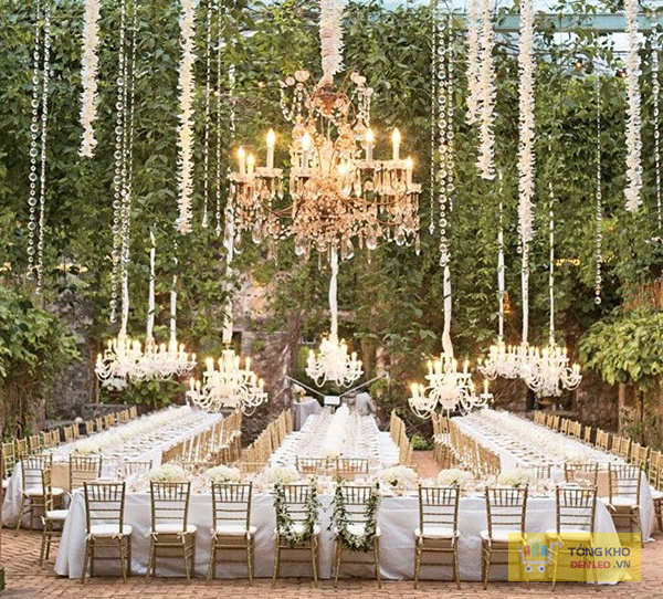 Cách lựa chọn và sử dụng đèn chùm làm đèn trang trí đám cưới ngoài trời